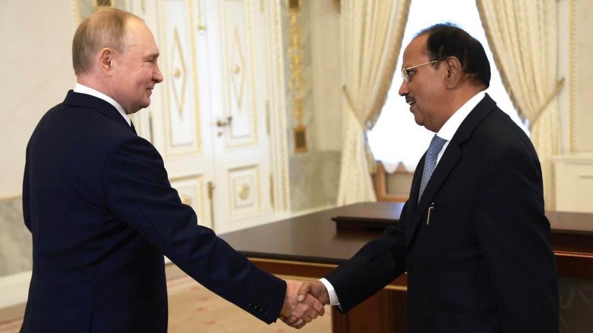Ajit Doval Meets Putin: ரஷ்யா- உக்ரைன் போர்.. ரஷ்ய அதிபர் விளாடிமிர் புதினுடன் அஜித் தோவல் பேச்சுவார்த்தை..!