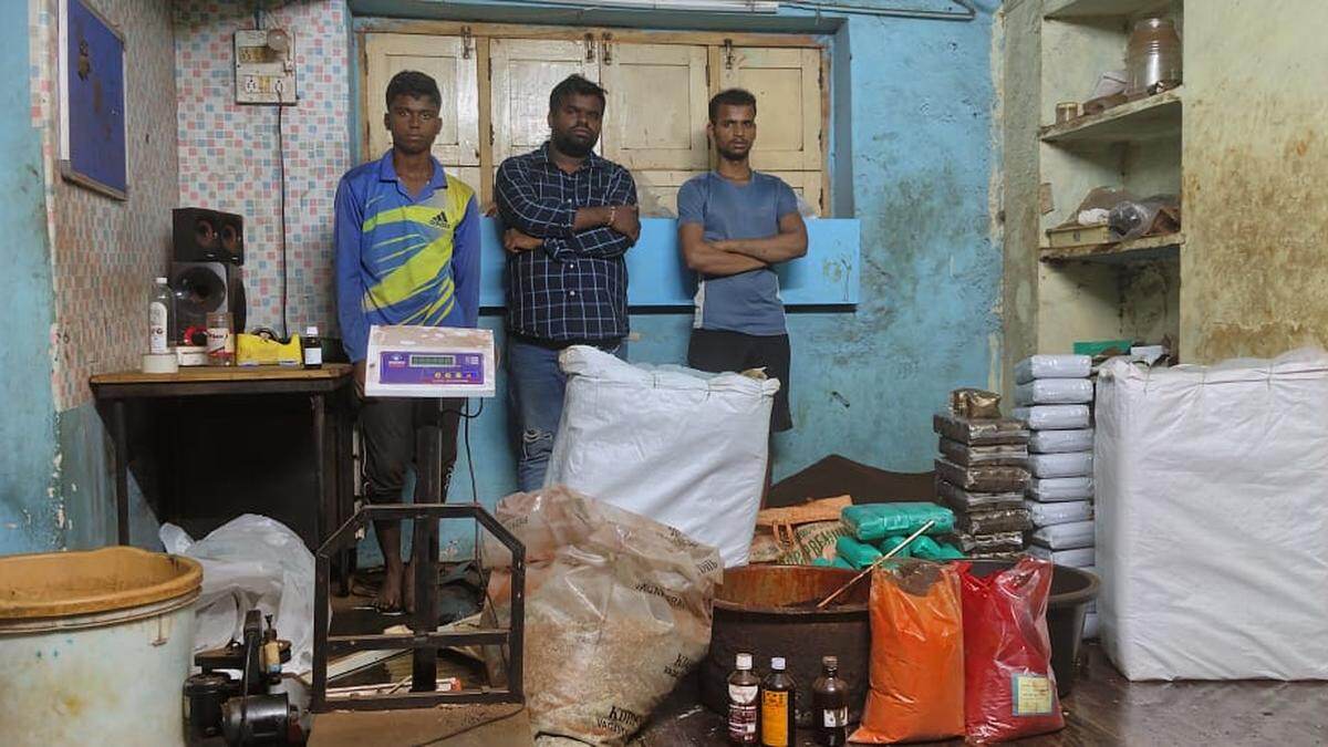Adulterated Tea Powder: டீ விரும்பிகளே கவனம்.. தேங்காய் மட்டையை பொடியாக்கி 200 கிலோ கலப்படம்.. கையும் களவுமாக பிடித்த உணவுப்பாதுகாப்புத்துறை.!