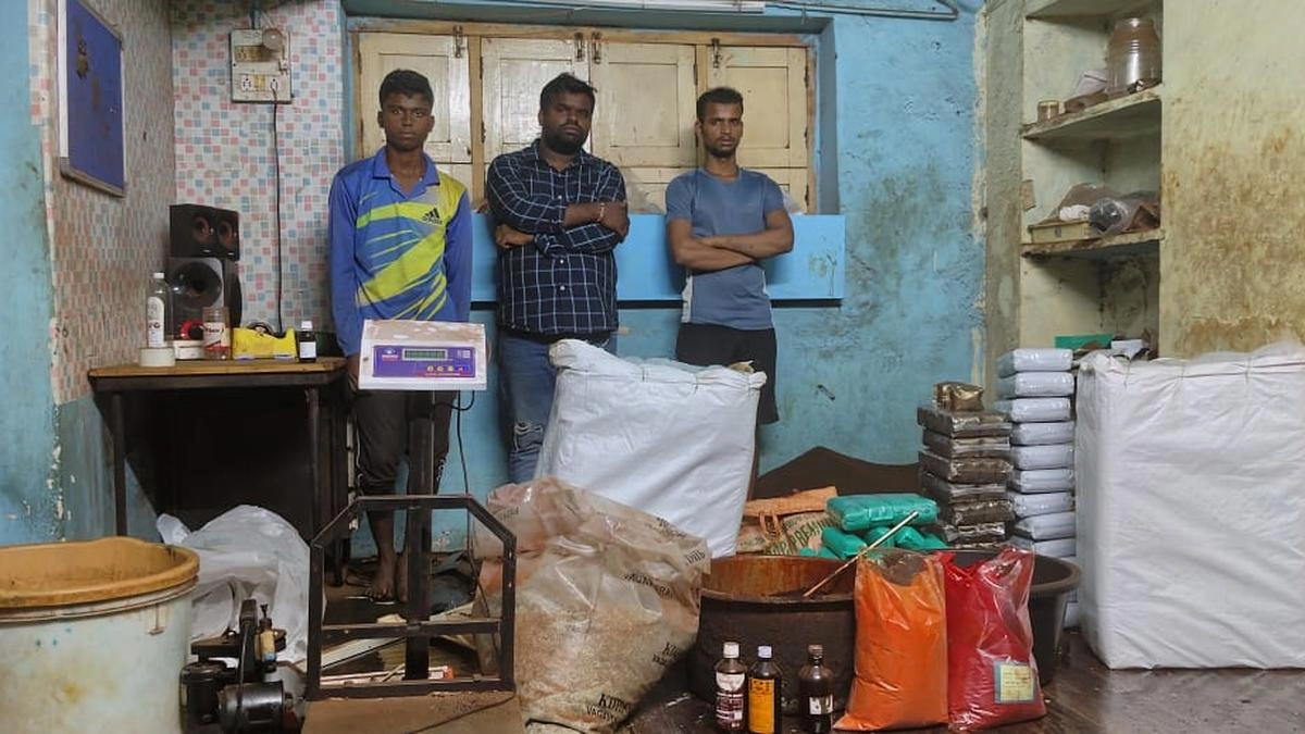 Adulterated Tea Powder: டீ விரும்பிகளே கவனம்.. தேங்காய் மட்டையை பொடியாக்கி 200 கிலோ கலப்படம்.. கையும் களவுமாக பிடித்த உணவுப்பாதுகாப்புத்துறை.!