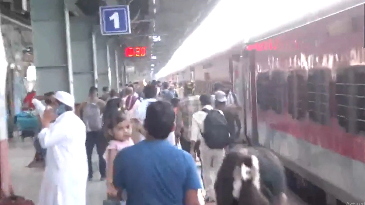 Bandra Railway Station Stampede: ஒரே நேரத்தில் இரயிலில் பயணிக்க முடியடித்த கூட்டம்; கூட்ட நெரிசலால் 9 பேர் படுகாயம்.!