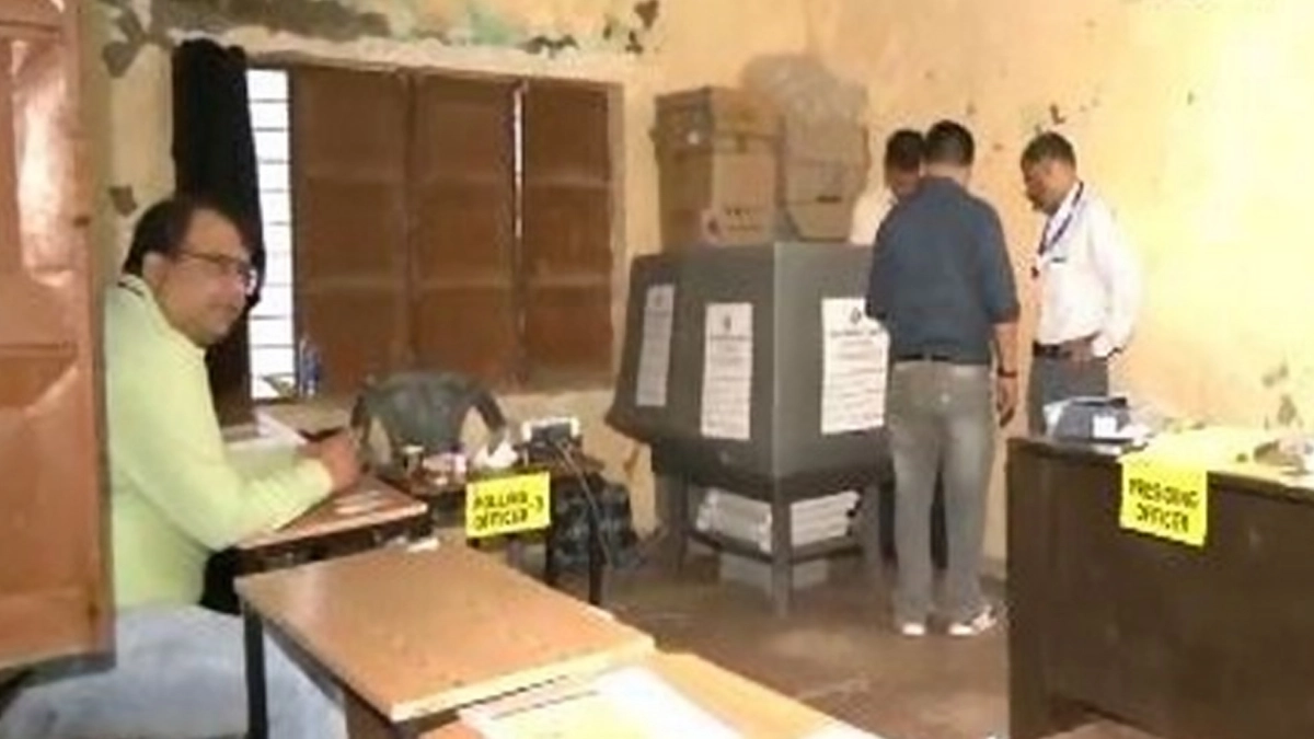 JK Assembly Poll 2024: ஜம்மு காஷ்மீரில் விறுவிறுப்புடன் தொடங்கியது இறுதிக்கட்ட வாக்குப்பதிவு; ஜனநாயக கடமையை ஆர்வத்துடன் செலுத்தும் மக்கள்.!