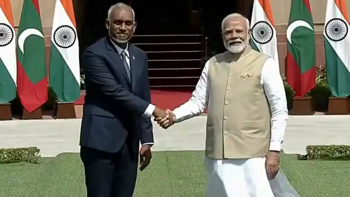 PM Modi met with Maldives President: இந்திய பிரதமர் நரேந்திர மோடி - மாலத்தீவு அதிபர் முய்சு நேரில் சந்திப்பு.. உயர்மட்ட ஆலோசனை.!