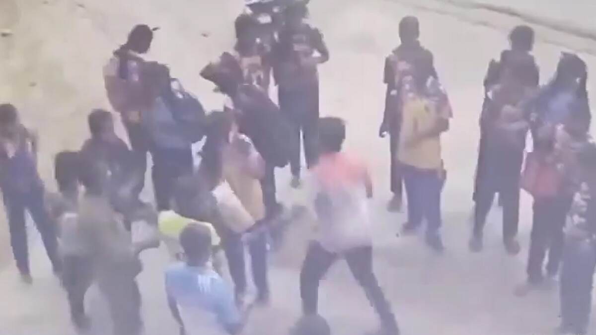 Viral Video: பள்ளி மாணவி மீது சரமாரி தாக்குதல்.. உடற்கல்வி ஆசிரியர் வெறிச்செயல்..!