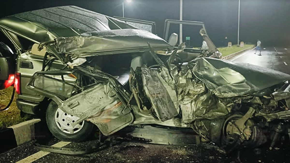 Car Van Collide: கார் - வேன் நேருக்கு நேர் மோதி 4 பேர் பலி., இரங்கலுடன், தலா ரூ.2 இலட்சம் இழப்பீடு அறிவித்த முதல்வர்.!
