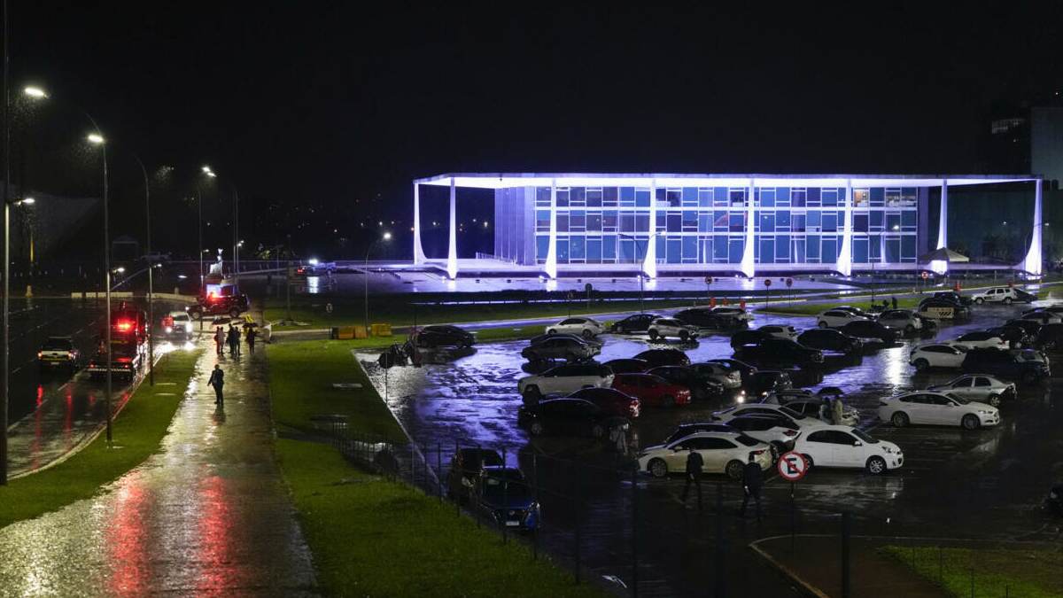 Brazil Bomb Attack: உச்ச நீதிமன்ற வளாகத்தில் மனித வெடிகுண்டு தாக்குதல்.. நாட்டையே உலுக்கிய சம்பவம்..!