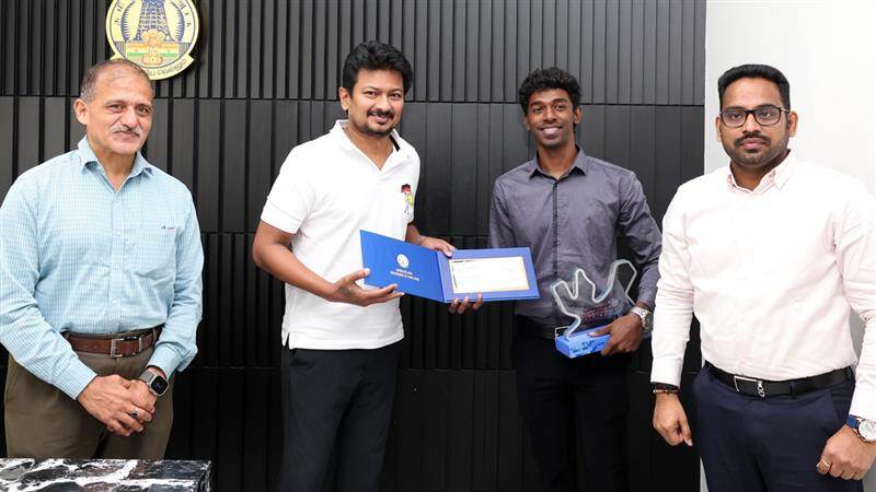 Dy CM Udhayanidhi Stalin: அயலக மண்ணில் வென்று வெள்ளிப்பதக்கத்துடன் தாயகம் திரும்பிய வீரர்., துணை முதல்வர் பாராட்டு.!