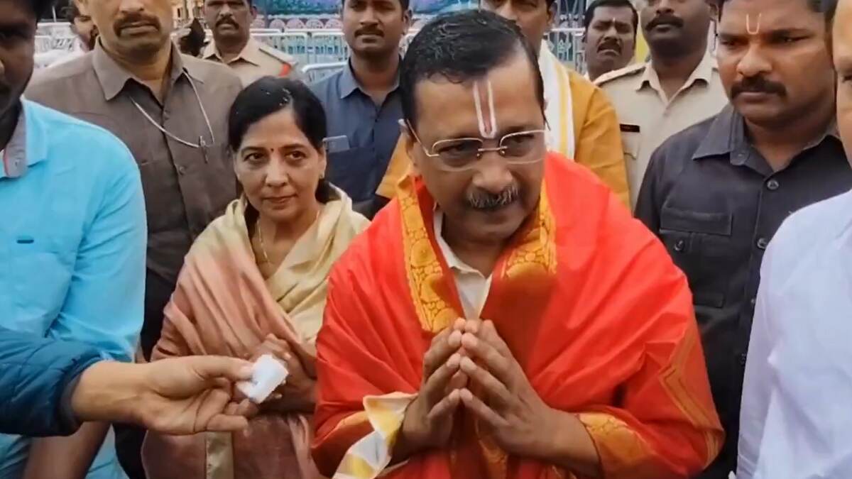 Former CM Arvind Kejriwal Offers Prayers: முன்னாள் முதல்வர் அரவிந்த் கெஜ்ரிவால் மனைவியுடன் சாமி வழிபாடு..!