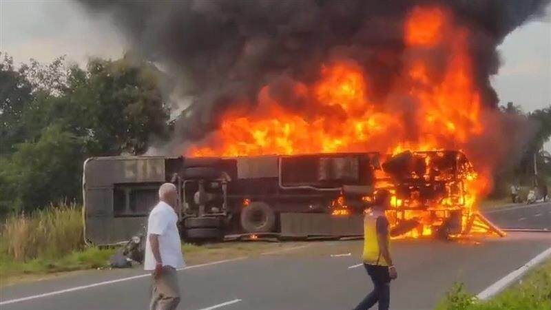 Bus Accident: பேருந்து - டூ வீலர் மோதி பயங்கர விபத்து; இருசக்கர வாகன ஓட்டி பலி., பற்றி எரிந்த பேருந்து..!