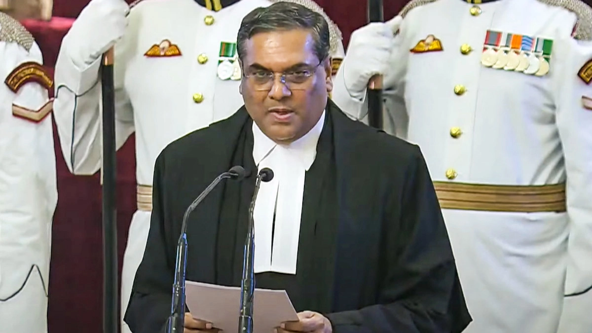 SC Chief Justice Oath: உச்ச நீதிமன்றத்தின் 51-வது தலைமை நீதிபதியாக பதவியேற்பு.. யார் அந்த சஞ்சீவ் கண்ணா?!