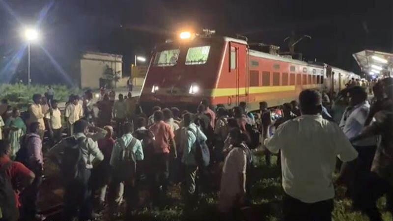 Tiruchendur Express: கைக்குழந்தையுடன் இரயில் - நடைமேடை இடையே சிக்கிய குடும்பம்; திண்டிவனம் இரயில் நிலையத்தில் பதறவைக்கும் சம்பவம்.!