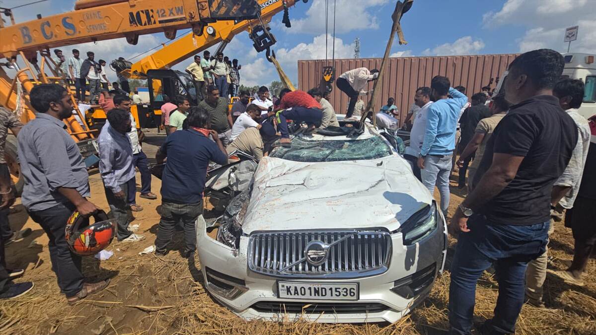 Road Accident: கார் மீது கண்டெய்னர் லாரி கவிழ்ந்து விபத்து; 6 பேர் உடல் நசுங்கி பலி.., பதறவைக்கும் சிசிடிவி காட்சி உள்ளே..!