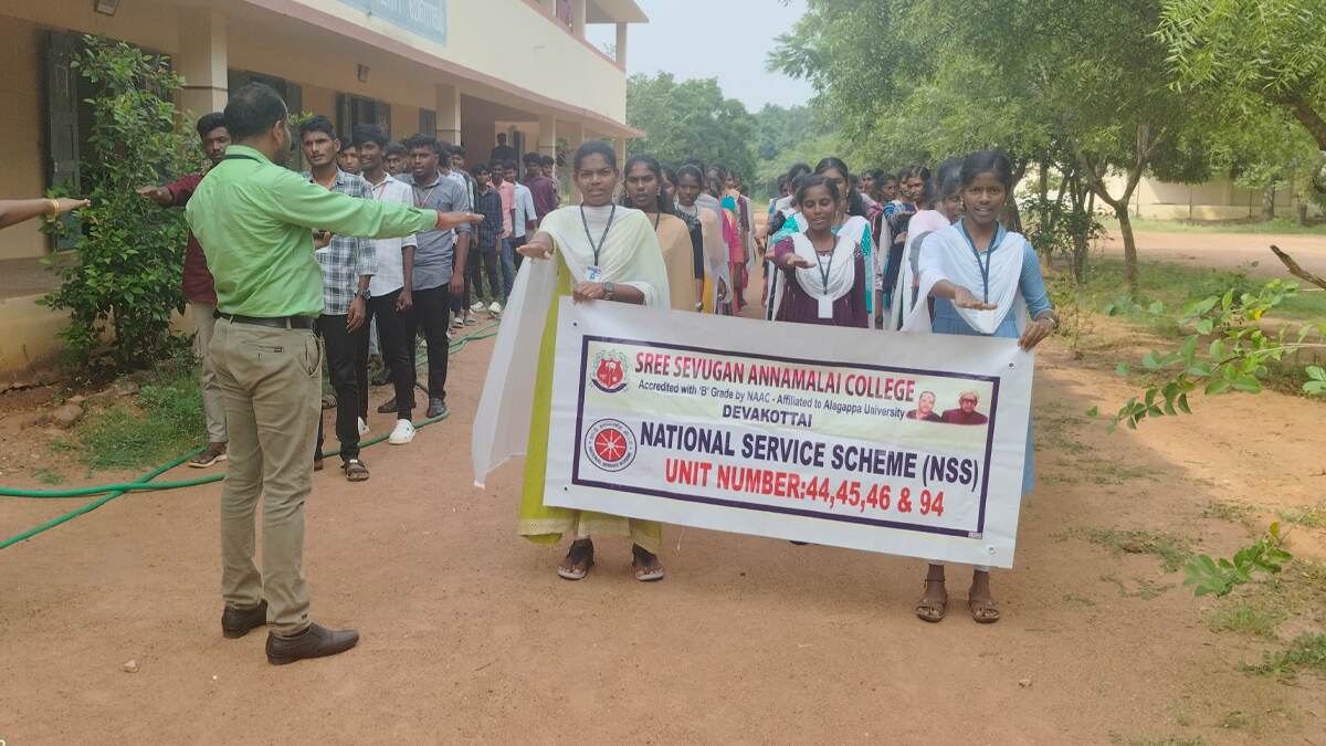Human Rights Day Awareness Programme: மனித உரிமைகள் தின விழிப்புணர்வு நிகழ்ச்சி.. தேவகோட்டை கல்லூரி மாணவர்கள் பங்கேற்பு..!