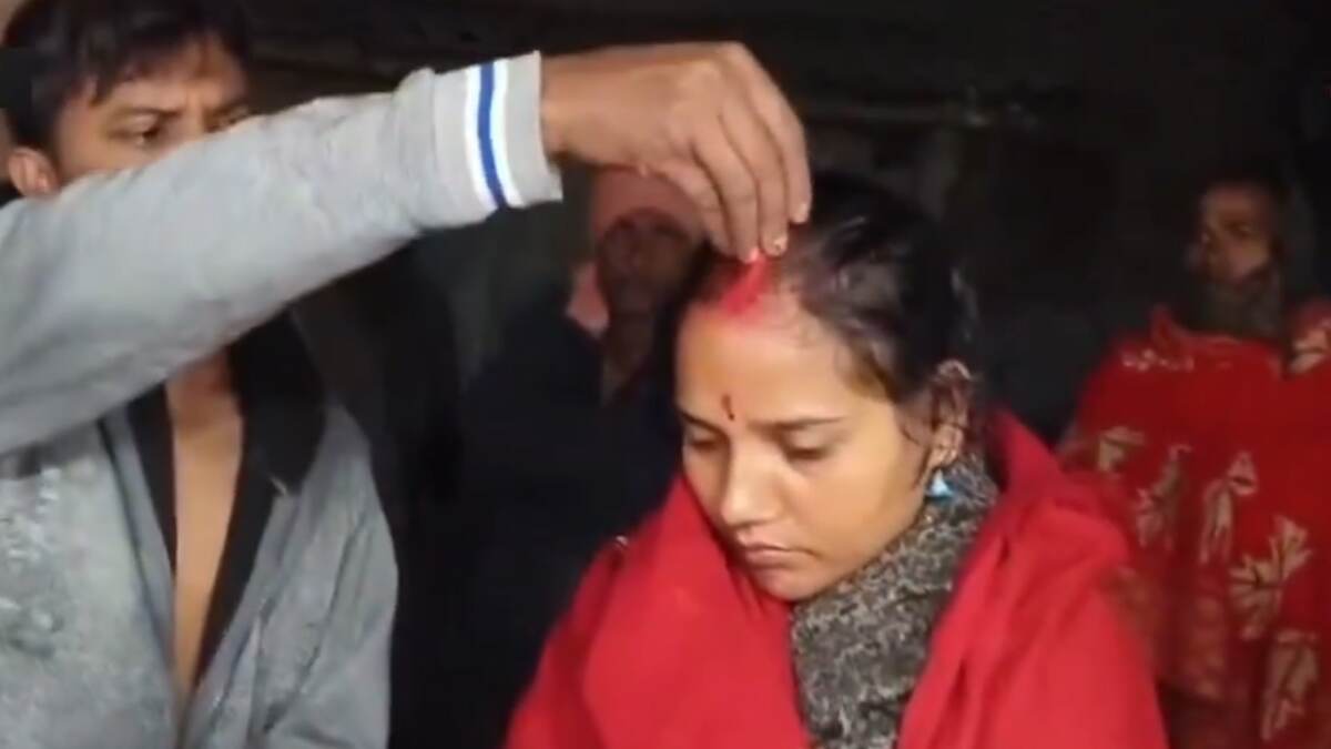 Viral Video: கள்ளக்காதலனை கரம்பிடிக்க உதவிய கணவர்.. வினோத சம்பவம் அரங்கேற்றம்..!