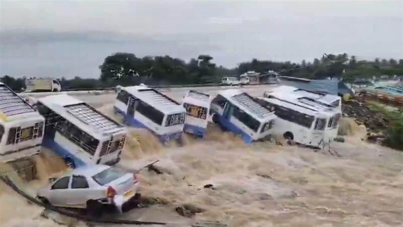 Krishnagiri Rains: கிருஷ்ணகிரியை பதறவிட்ட கனமழை; பொறுப்பு அமைச்சர்கள் நியமனம்.. வெள்ளக்காடாக மாவட்டம்.!