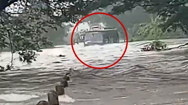 Breaking: 50 பயணிகளுடன் கிளியாறு வெள்ளத்தில் சிக்கிய தனியார் பேருந்து.. திக்., திக் அச்சத்தில் பயணிகள்.. கைகொடுத்த உள்ளுர் மக்கள்.!