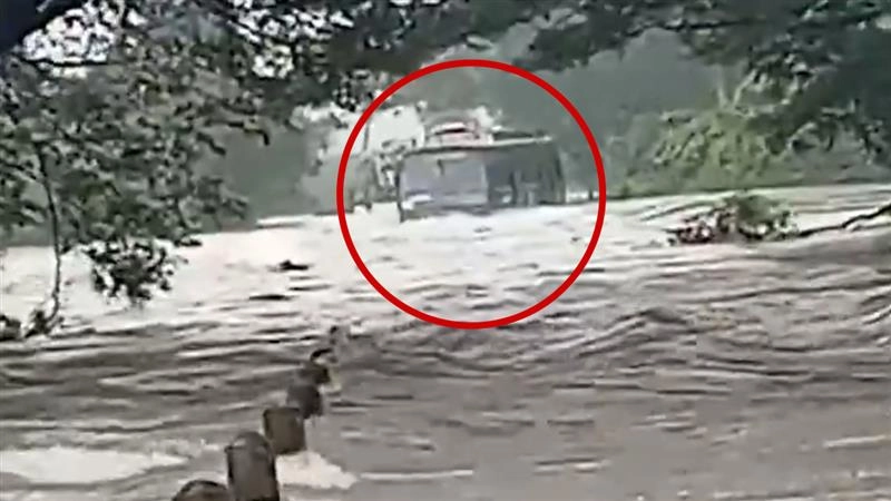 Breaking: 50 பயணிகளுடன் கிளியாறு வெள்ளத்தில் சிக்கிய தனியார் பேருந்து.. திக்., திக் அச்சத்தில் பயணிகள்.. கைகொடுத்த உள்ளுர் மக்கள்.!