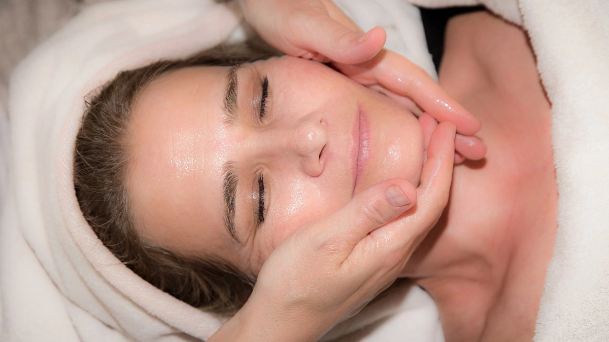 Facial Massage: இளமையாகவே தோன்ற ஃபேசியல் மசாஜ்.. தினம் 10 நிமிஷம் இப்படி மசாஜ் பண்ணுங்க..!