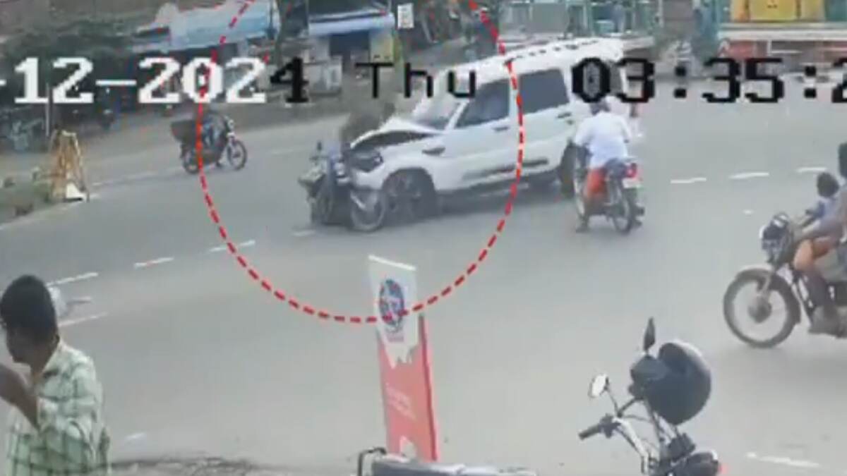 Salem Accident: அரசியல்கட்சித் தலைவர் கான்வேயுடன் பயணித்த கார் - டூவீலர் மோதி பயங்கரம்; கூலித்தொழிலாளி பலி.!