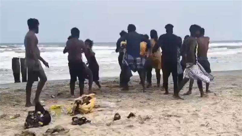 Samiyarpettai Beach: போதை கும்பல் சரமாரி தாக்குதல்; குடும்பத்துடன் சென்ற பெண்களை இழிவாக பேசி அதிர்ச்சி செயல்.!
