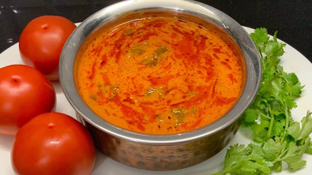 Tomato Kurma Recipe: இட்லி, தோசைக்கு ஏற்ற சுவையான தக்காளி குருமா செய்வது எப்படி..? அசத்தல் டிப்ஸ் இதோ..!
