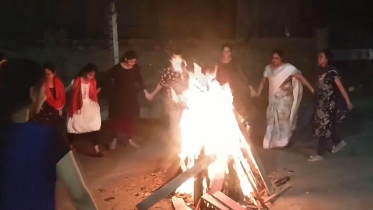 Bhogi Festival 2025: பழையன கழிதலும் புதியன புகுதலும்.. மேளம் தாளத்துடன் கொண்டாடப்படும் போகி..!