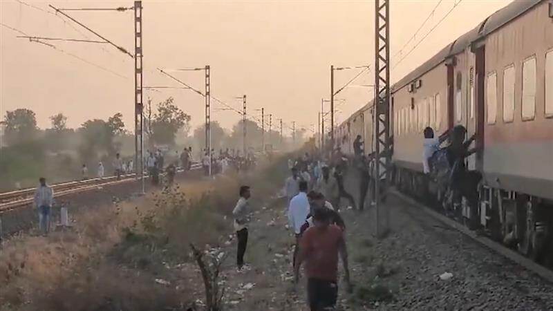 Pushpak Express Tragedy: பயணிகள் மீது எக்ஸ்பிரஸ் இரயில் மோதி சோகம்.. 10 பேர் பலி., 30 பேர் படுகாயம்.!