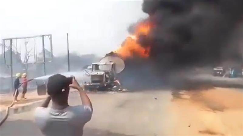 Nigeria Petrol Tank Blast: பெட்ரோல் ஏற்றிச் சென்ற லாரி வெடிச்சிதறி விபத்து; 70 பேர் பரிதாப பலி.!