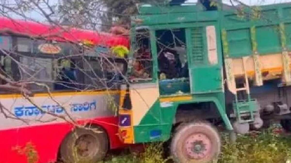 Ranipet Accident: லாரி - மேல்மருவத்தூர் சுற்றுலா பேருந்து நேருக்கு நேர் மோதி சோகம்; 4 பேர் பலி., 30 பேர் படுகாயம்.!