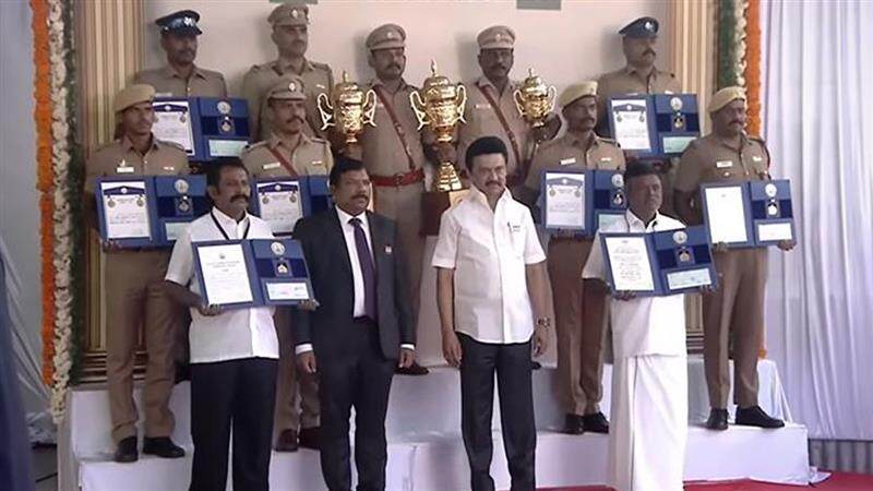 Tamil Nadu Govt Awards: சிறந்த காவல் நிலையம், காவலர்கள் விருதை தட்டிச்சென்றவர்கள் யார்? முழு விபரம் இதோ.! குடியரசு தின கொண்டாட்டம் 2025.!