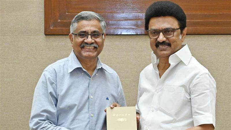 MK Stalin: திருக்குறளின் முதல் அச்சுப்புத்தகத்தை பரிசாகப் பெற்ற தமிழ்நாடு முதல்வர்; மனம் நெகிழ்ந்து வலைப்பதிவு.!