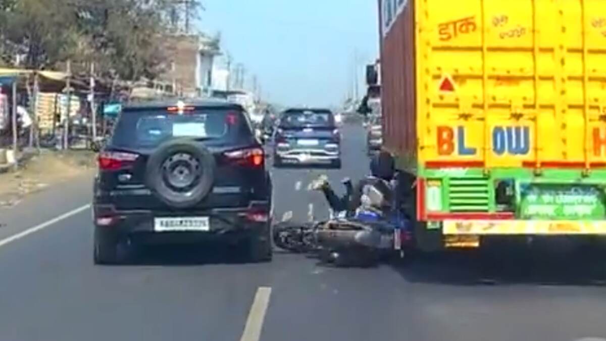 நூலிழையில் உயிர்தப்பிய ரைடர்கள்.. நெஞ்சை பதறவைக்கும் வீடியோ.. வாகன ஓட்டிகளே அலட்சியம் வேண்டாம்.!