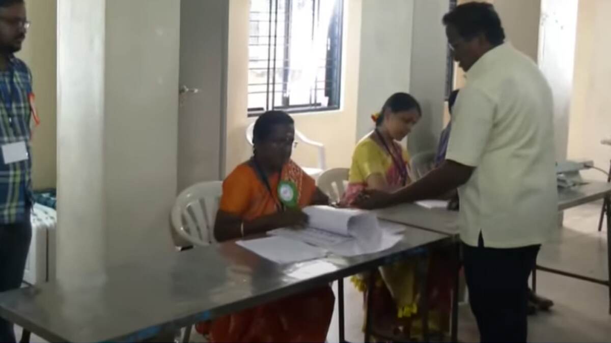 Erode By Election: ஈரோடு கிழக்கு தொகுதி இடைத்தேர்தலுக்கான வாக்குப்பதிவு தொடக்கம்.!