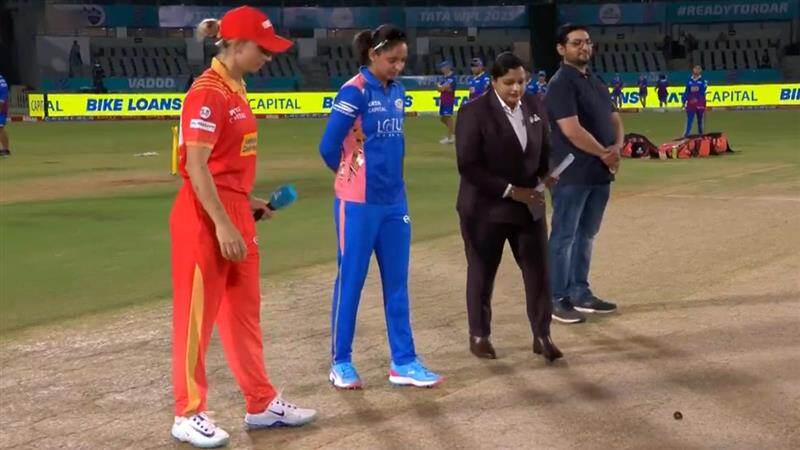 GG Vs MI Women's WPL 2025: மும்பை - குஜராத் அணிகள் பெண்கள் பிரீமியர் லீக் ஆட்டம்; டாஸ் வென்று மும்பை பவுலிங் தேர்வு.!