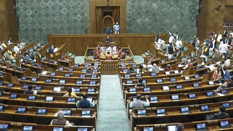 Waqf Amendment Bill: வக்பு மசோதா விவகாரம்; நாடாளுமன்றத்தில் அமளி.. அவைகள் ஒத்திவைப்பு.!