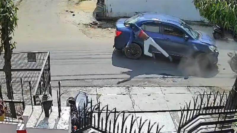 Road Accident: கார் மீது பைக் மோதி விபத்து; தூக்கி வீசப்பட்ட வாலிபர்.. பதறவைக்கும் சிசிடிவி காட்சி இதோ..!