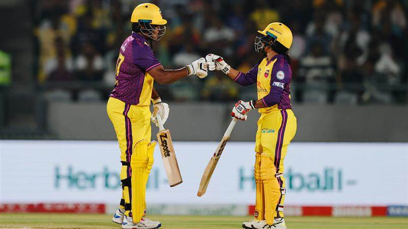 Kiran Navgire: 50 ரன்களை கடந்து கிரண் அசத்தல்.. சிக்ஸர், பவுண்டரி மழையால் இன்ப வெள்ளத்தில் ரசிகர்கள்.!