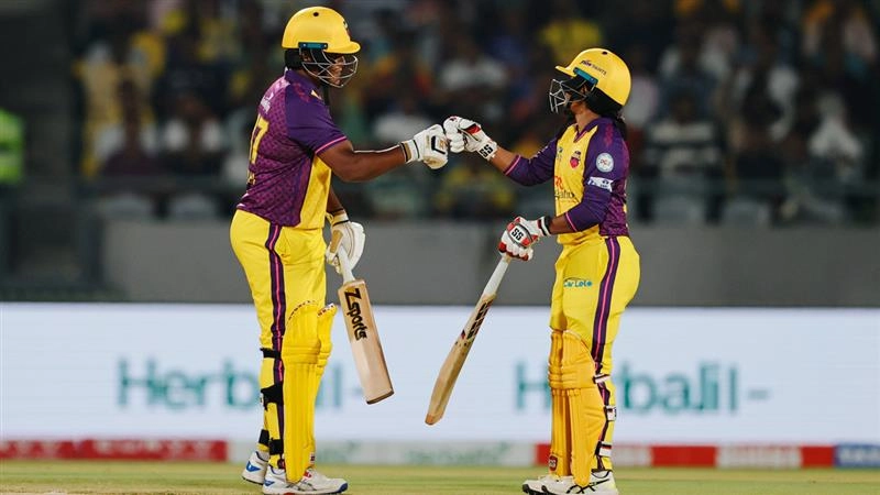 Kiran Navgire: 50 ரன்களை கடந்து கிரண் அசத்தல்.. சிக்ஸர், பவுண்டரி மழையால் இன்ப வெள்ளத்தில் ரசிகர்கள்.!