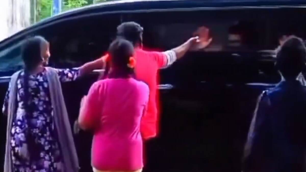 Jana Nayagan: அண்ணா இதை வாங்கிக்கோங்கண்ணா.. தவெக தலைவர் விஜய்க்கு பேனா பரிசு கொடுத்த மாணவி.!