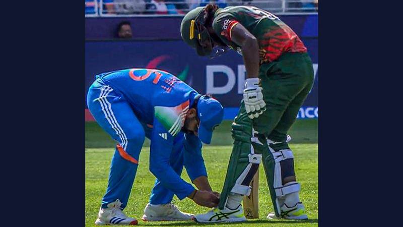 Rohit Sharma: வங்கதேச அணி வீரரின் ஷூ லேஷை சரி செய்த ரோஹித் சர்மா..!