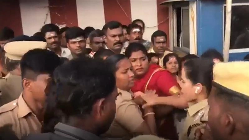 திருநங்கைக்கு பளார் விட்ட டிஎஸ்பி.. அடிக்கப்பாய்ந்த கூட்டம்.. சிறுவாபுரி முருகன் கோவிலில் பதற்றம்.!