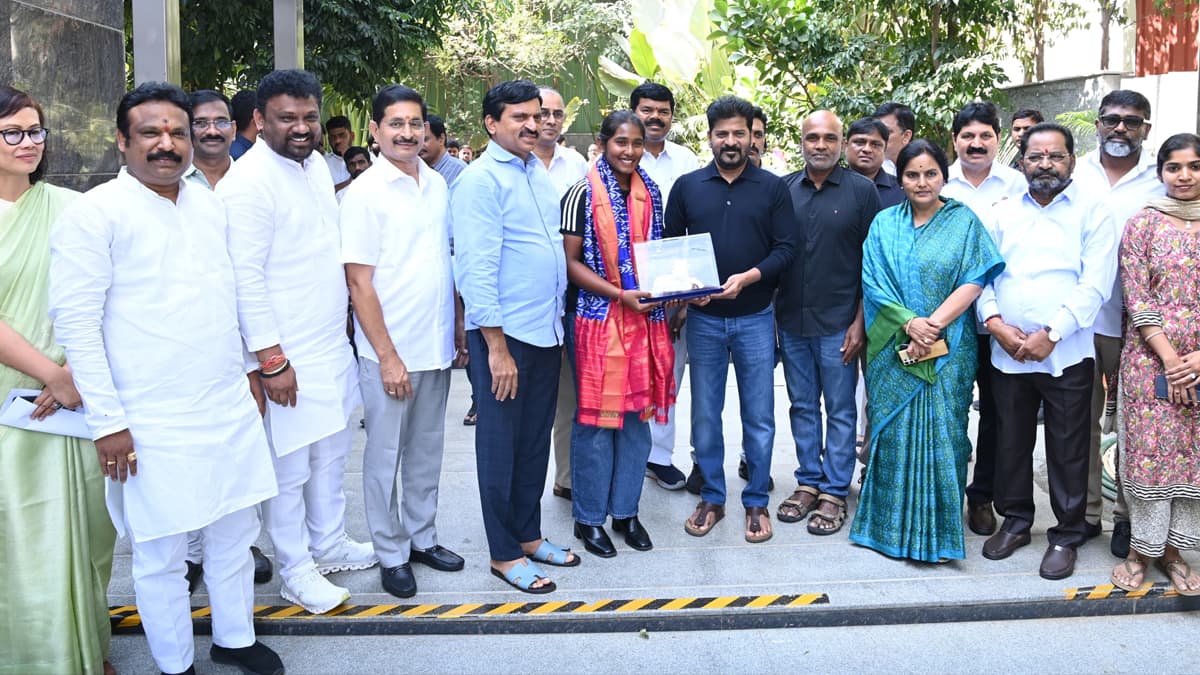 India U19 Cricket Trisha G: இந்திய மகளிர் யு19 கிரிக்கெட் அணி வெற்றி; திரிஷாவுக்கு ரூ.1 கோடி பரிசு கொடுத்து கௌரவத்த தெலுங்கானா முதல்வர்.!