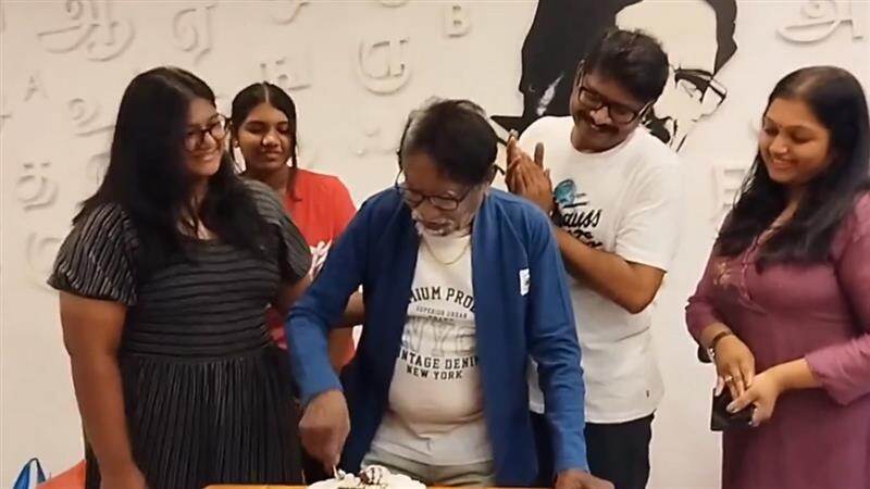 Manoj Bharathiraja: தந்தையின் பிறந்தநாளை குடும்பத்துடன் சிறப்பித்த மனோஜ்; வைரலாகும் வீடியோ.!