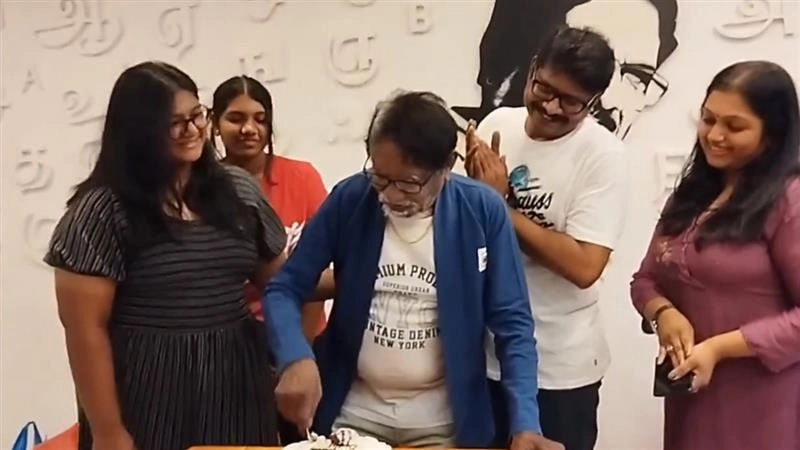 Manoj Bharathiraja: தந்தையின் பிறந்தநாளை குடும்பத்துடன் சிறப்பித்த மனோஜ்; வைரலாகும் வீடியோ.!