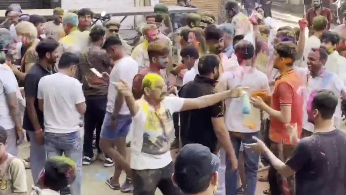 Holi 2025: வடமாநிலங்களில் களைகட்டிய ஹோலி பண்டிகை; வர்ணங்களை பூசி கொண்டாட்டம்.!
