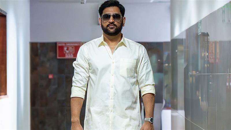 MS Dhoni: பாரம்பரிய உடையுடன் எம்.எஸ் தோனி; சாரே.. தல மாஸ்.. அசத்தல் கிளிக்ஸ் இதோ.!
