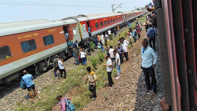 Express Train Derailed: பயணிகள் அதிவிரைவு இரயில் தடம்புரண்டு விபத்து; ஒடிசாவில் பரபரப்பு.!