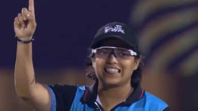 Umpire Ankita Guha: அவுட், நாட்-அவுட் சிக்னலை மாற்றி கொடுத்த அம்பயர்.. தவறை சமாளித்த கியூட் ரியாக்சன் வைரல்.!