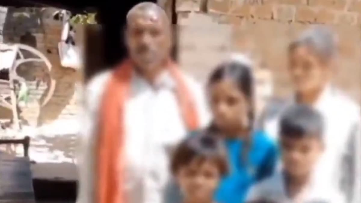 Woman Elopes with Nephew: மருமகனுடன் கள்ளக்காதல்.. மகளின் திருமண நகையுடன் ஓட்டம் பிடித்த 5 குழந்தைகளின் தாய்.!