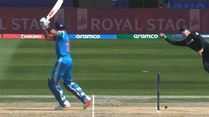 Virat Kohli Wicket by Glenn Phililps (Photo Credit: @internetumpire X)