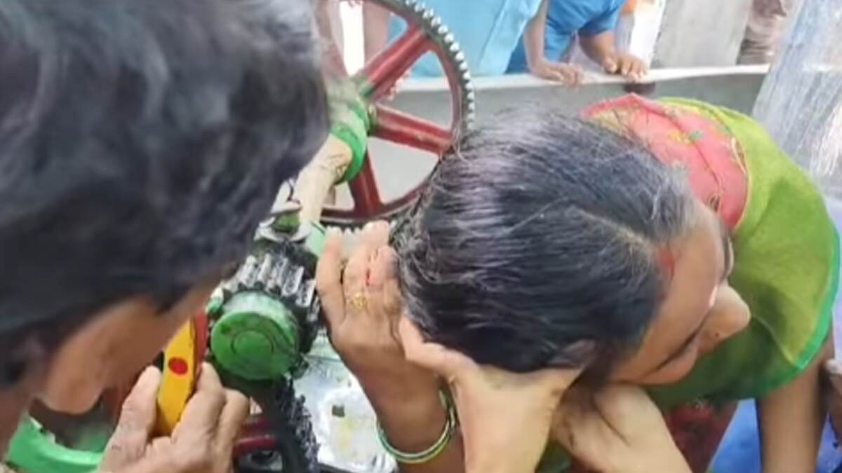 அம்மாடியோவ்.. கரும்பு இயந்திரத்தில் சிக்கிக்கொண்ட பெண்ணின் முடி.. பதறவைக்கும் காட்சிகள்.. தப்பிய உயிர்.! வீடியோ உள்ளே.!